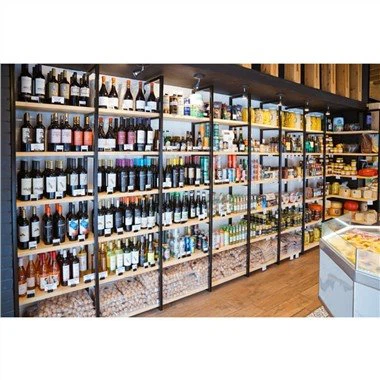 Bagaimana cara menata rak toko anggur agar mudah diakses?